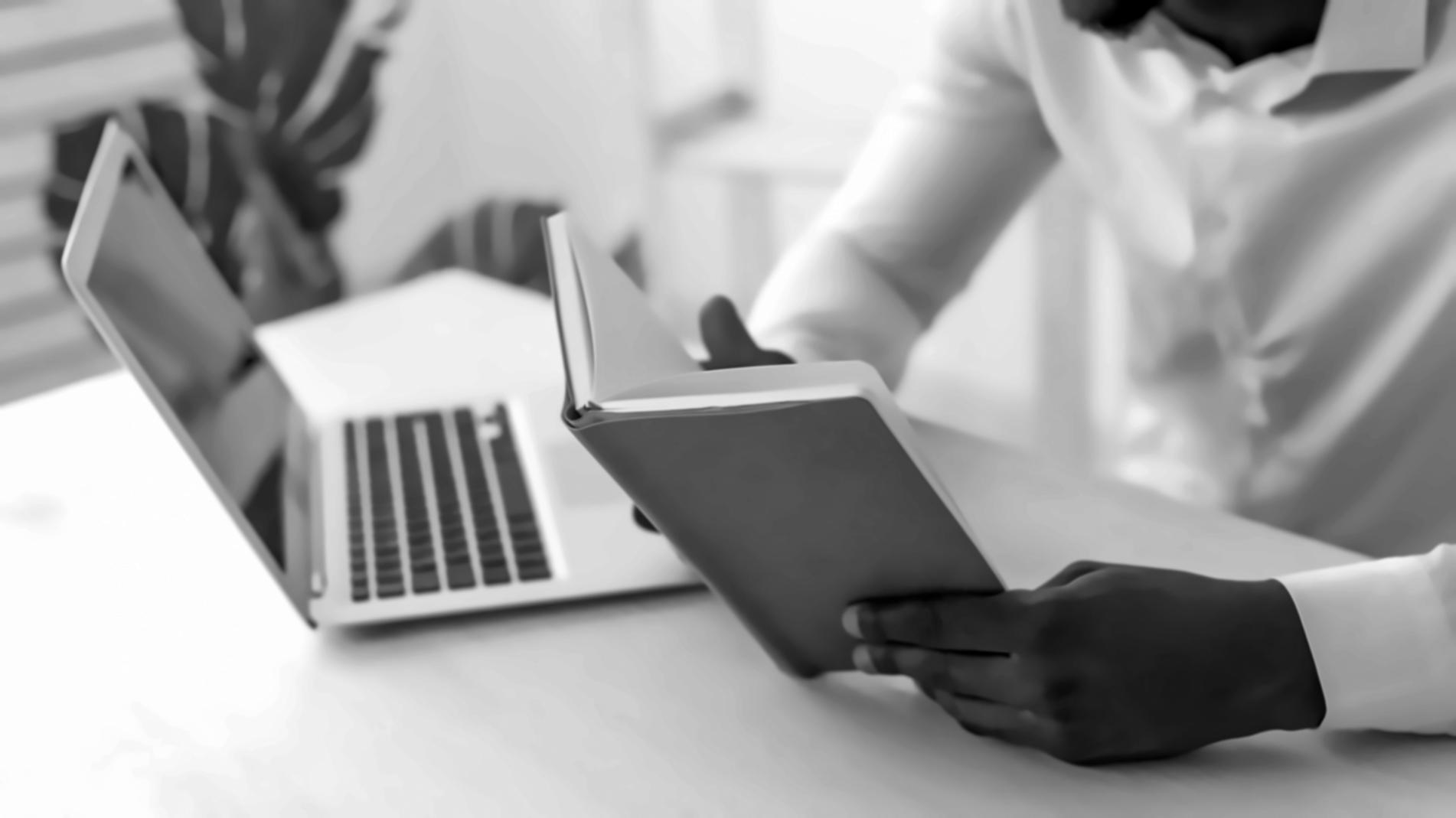 Equipo de praxolivenura trabajando en estrategias financieras digitales